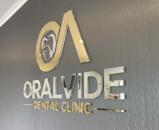 Logotipo em acrílico espelhado